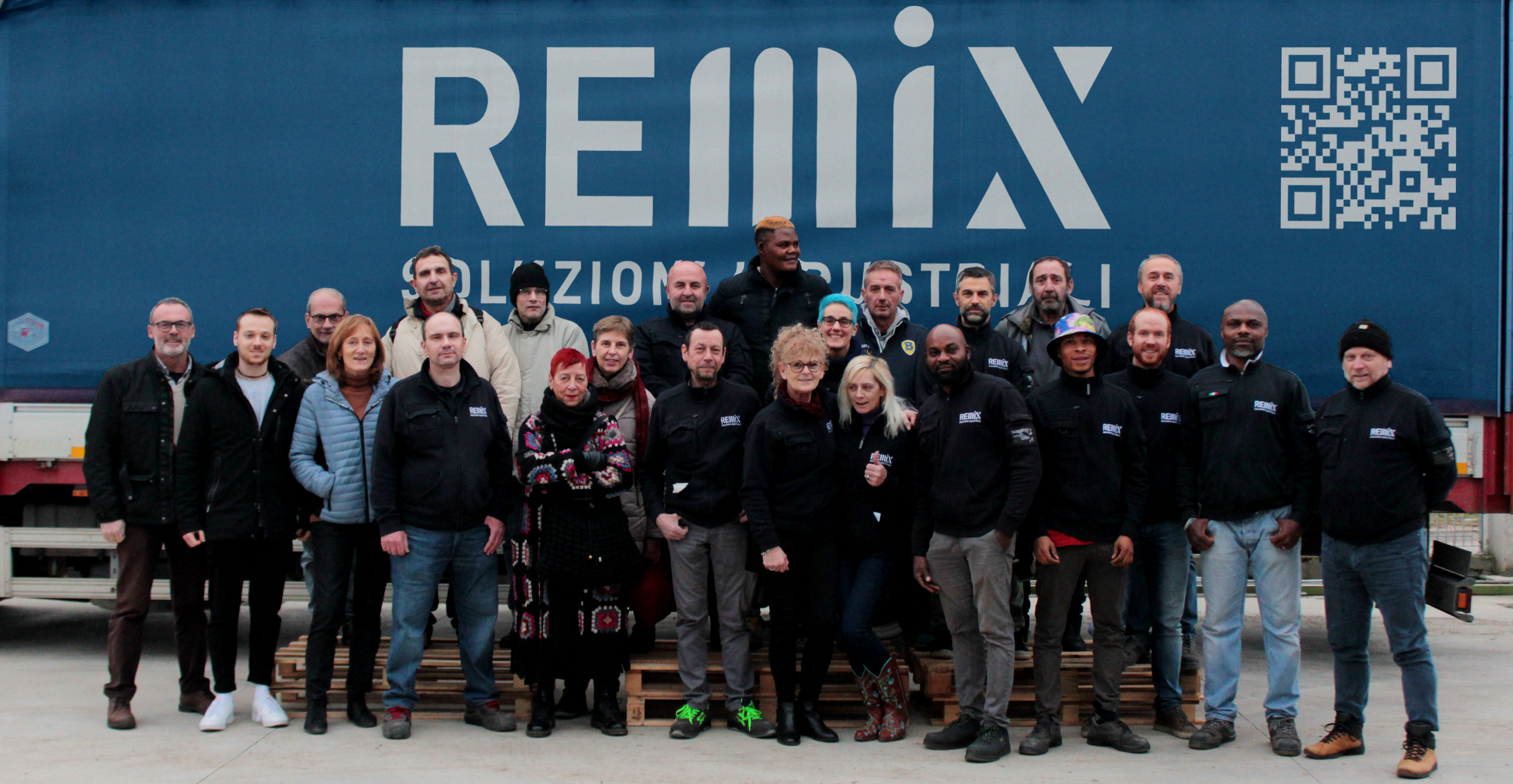 Foto di gruppo dei lavoratori di Remix Padova